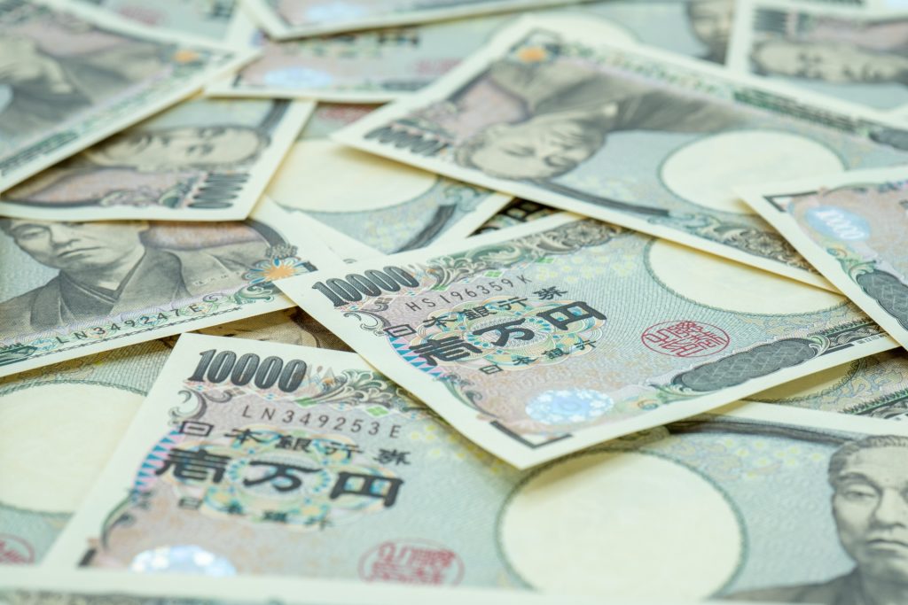 無造作にちらばるたくさんの一万円札